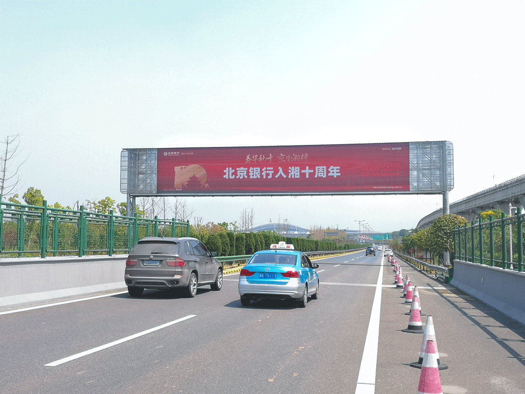 長沙機(jī)場高速跨線LED屏