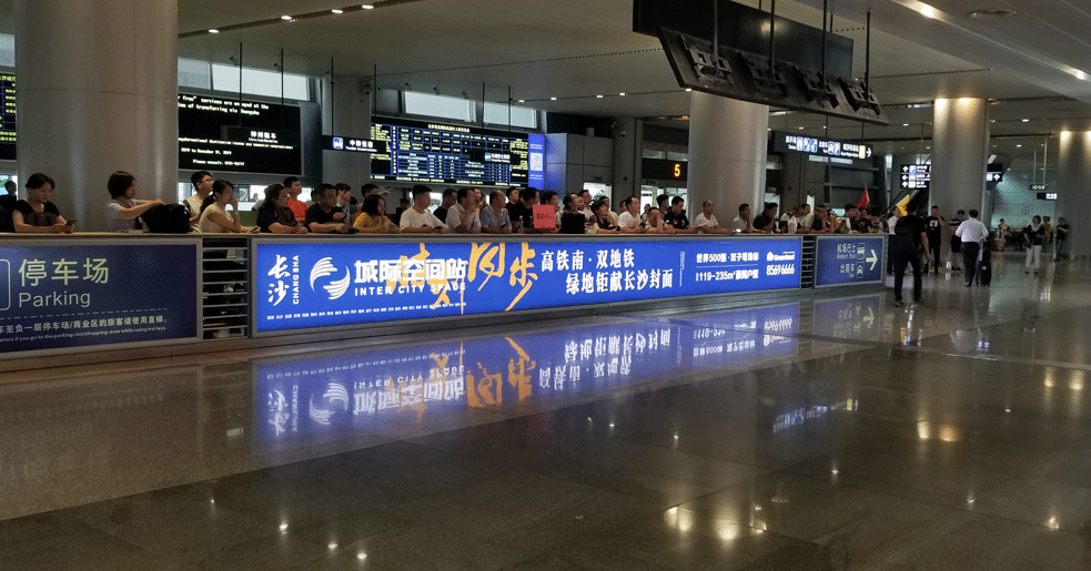 T2國內(nèi)到達(dá)迎客廳欄桿燈箱